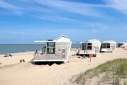 Twee strandhuisjes in Zeeland