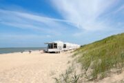 Strandhuisjes voor de duinen in Zeeland