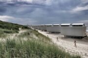 Achterzijde strandhuisjes bij de duinen