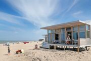 Terras aan de strandkant van het strandhuisje