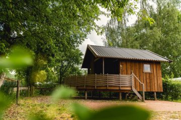 Houten cottage verstopt in het groen