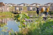 Watervilla's aan de waterkant met steiger