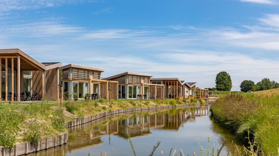 Rijtje vakantiehuizen aan de waterkant
