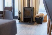 Zithoek met houtkachel in de waterbungalow