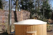 Jacuzzi in de tuin van de wellness lodge