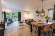 Ruime woonkamer met eethoek in de wellness lodge