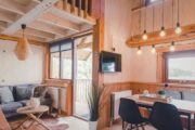 Interieur boomhut met veel hout