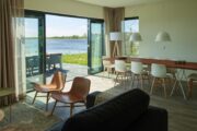 Woonkamer met zicht op het Lauwersmeer