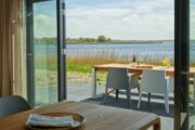 Terras bij de vakantievilla aan het Lauwersmeer