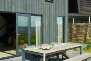 Terras met eettafel voor het vakantiehuis