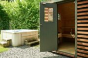 Jacuzzi en sauna bij het vakantiehuis in Schoorl