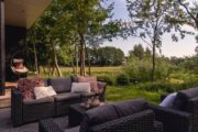 Loungeset in een groene tuin
