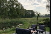 Loungeset op een terras aan het water
