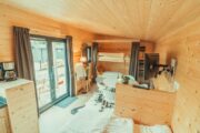 Zithoek en stapelbed in een tiny house