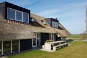 Groot huis met rieten dak voor een groepsvakantie