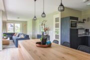 Houten eettafel in het vakantiehuis in Friesland