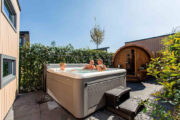 Tuin met jacuzzi en sauna