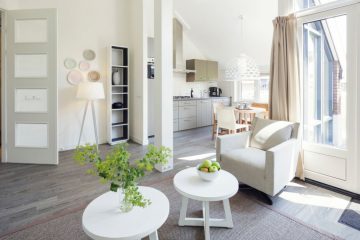 Woonkamer met witte meubels in een vakantiehuis van Landal