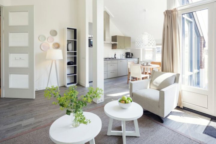 Woonkamer met witte meubels in een vakantiehuis van Landal