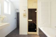 Badkamer met sauna