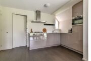 Keuken met hoogglans kastjes in de watervilla in Friesland