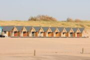 Rijtje met strandhuisjes in Zeeland