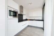 Moderne witte keuken in de Z'AND villas