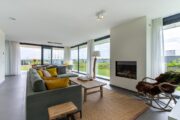 Woonkamer met schommelstoel en haard Z'AND villas