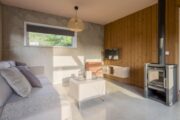 Strak interieur van een duinlodge in Zeeland
