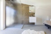 Slaapkamer met inloopdouche in de duinlodge