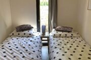 Slaapkamer met twee losse bedden in het tiny house