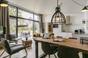 Ruime woonkamer met eethoek en keuken in het vakantiehuis in Drenthe