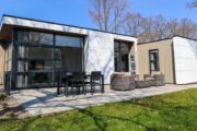 Modern wit vakantiehuis met terras