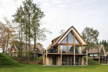 Luxe vakantievilla met rieten dak, duurzaam gebouwd.