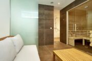 Sauna met relaxhoek in het luxe vakantiehuis in Drenthe