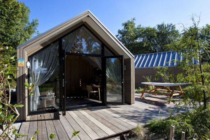 Grote glazen gevel van het tiny house