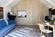 Doorkijk in het tiny house met eethoek en zithoek