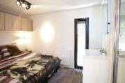 Slaapkamer met tweepersoons bed in het Tiny House