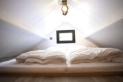 Vide met tweepersoons bed in het tiny house