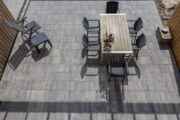 Tuin met eettafel
