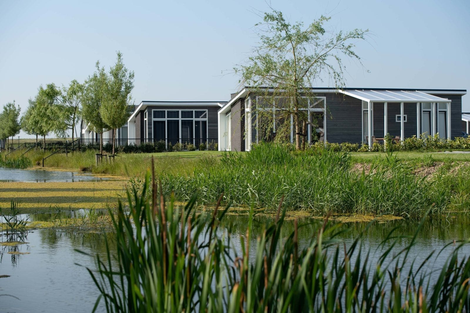 Moderne chalets aan de Oosterschelde