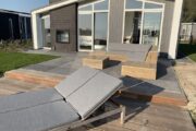 Vakantiehuis met loungehoek op het terras en ligbedden