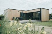 Luxe houten en modern vakantiehuis op een vakantiepark in Ouddorp
