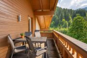 Balkon met uitzicht van penthouse in Saalbach-Hinterglemm