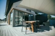 Terras met schaduwdoek bij een vakantiehuis in de duinen bij Ouddorp
