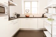 Moderne witte keuken in het vakantiehuis op park Duynvallei
