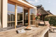 Robuuste eettafel op het terras van de vakantievilla in Schoorl