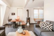 Modern en trendy interieur met gashaard in het vakantiehuis bij Schoorl