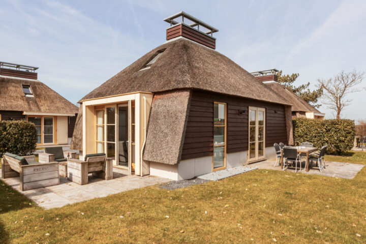 Rietgedekt vakantiehuis bij zee