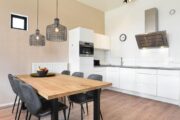 Eethoek en witte keuken in het huisje van Landal
